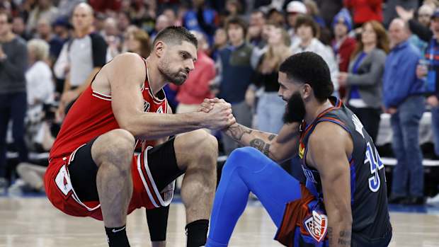 Chicago Bulls center Nikola Vucevic (9) and Oklahoma City Thunder forward Kenrich Williams (34)